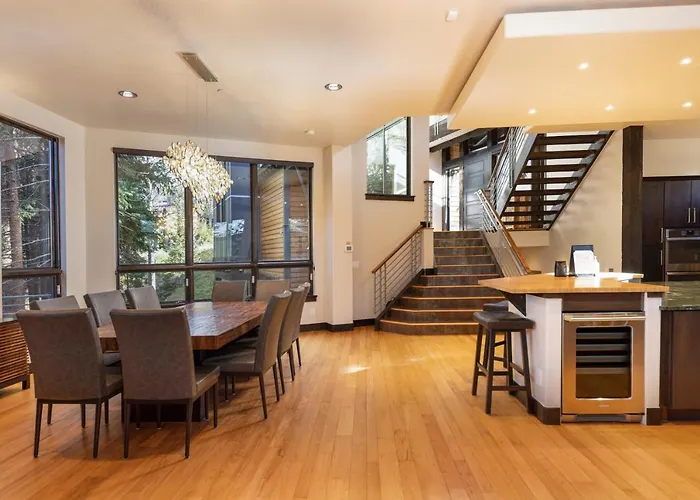 Parade Of Homes Triple Award Winning Estate, Short Walk To Slopes, Sprawling Modern Luxury!! Holiday home *