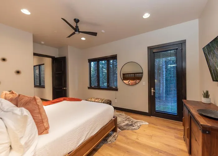 Holiday home Parade Of Homes Triple Award Winning Estate, Short Walk To Slopes, Sprawling Modern Luxury!!