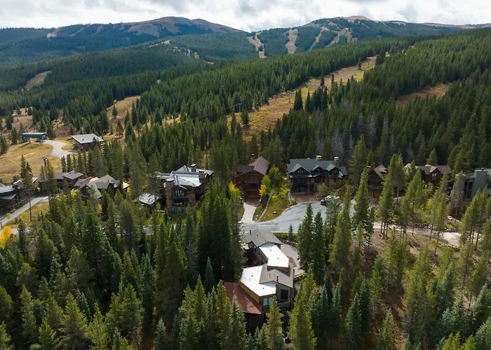 Parade Of Homes Triple Award Winning Estate, Short Walk To Slopes, Sprawling Modern Luxury!! Holiday home