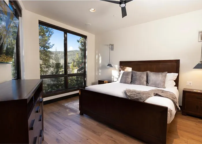 Parade Of Homes Triple Award Winning Estate, Short Walk To Slopes, Sprawling Modern Luxury!! Holiday home