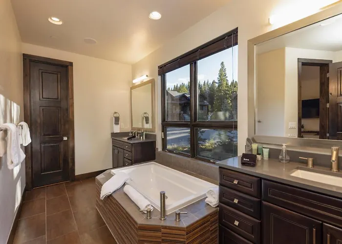 Parade Of Homes Triple Award Winning Estate, Short Walk To Slopes, Sprawling Modern Luxury!! *