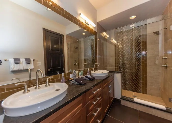 Parade Of Homes Triple Award Winning Estate, Short Walk To Slopes, Sprawling Modern Luxury!! Holiday home