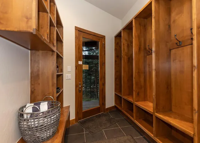 Holiday home Parade Of Homes Triple Award Winning Estate, Short Walk To Slopes, Sprawling Modern Luxury!!