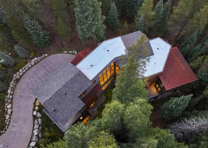 Parade Of Homes Triple Award Winning Estate, Short Walk To Slopes, Sprawling Modern Luxury!! Holiday home